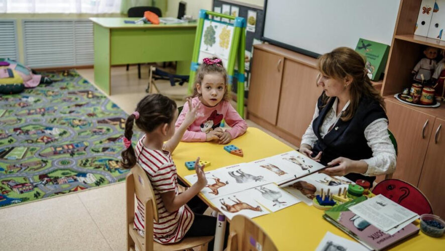 Малышка ударилась головой о край столика после того