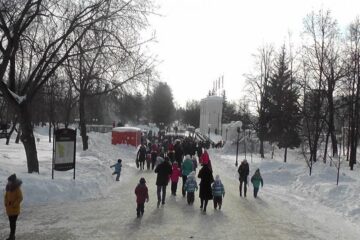 В казанском парке «Крылья советов» во время масленичных гуляний несколько детей пострадали во время катания с «гор снега». Об этом очевидцы происшествия написали в Facebook.