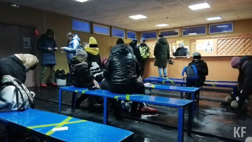 В числе не соблюдающих антиковидные правила - и сами сотрудники пункта проката.