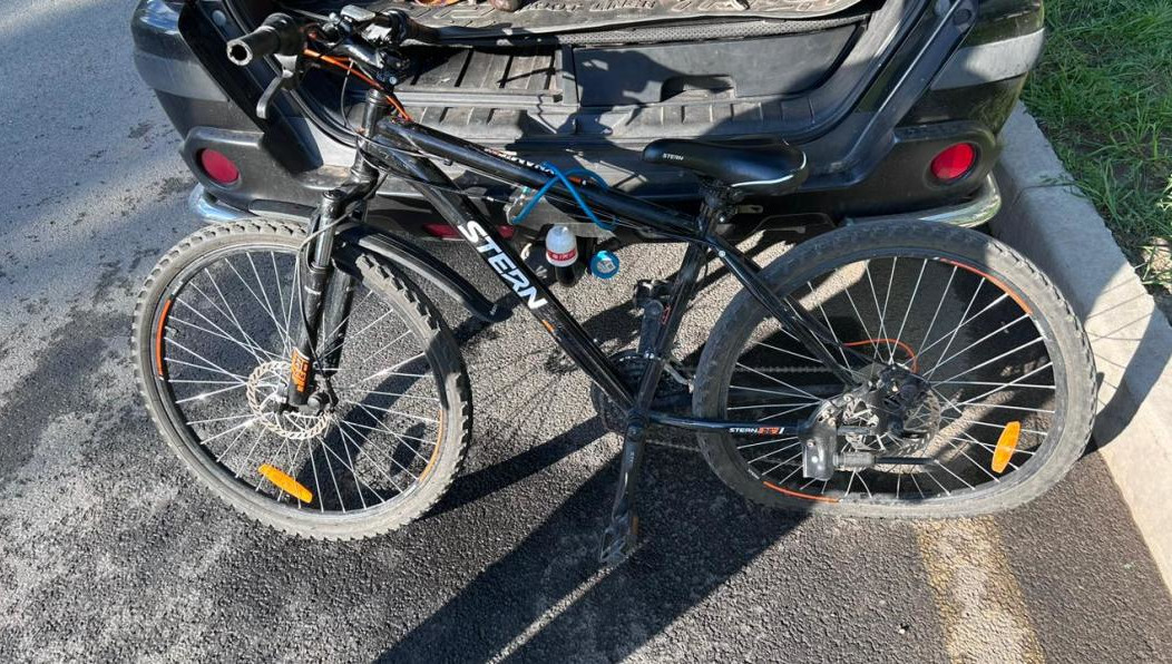 Юноша пересекал дорогу