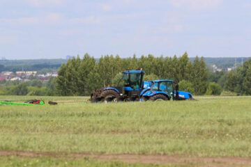 Также Ленар Гарипов призвал аграриев нарастить темпы подготовки почвы к севу озимых.