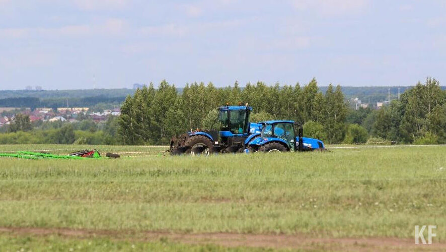 Также Ленар Гарипов призвал аграриев нарастить темпы подготовки почвы к севу озимых.