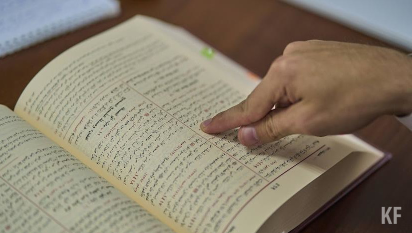 Книжки легко умещаются в ладони