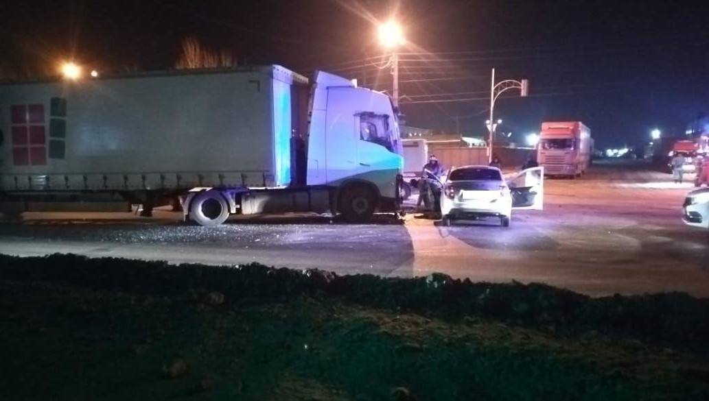 На момент аварии он находился на пассажирском месте.