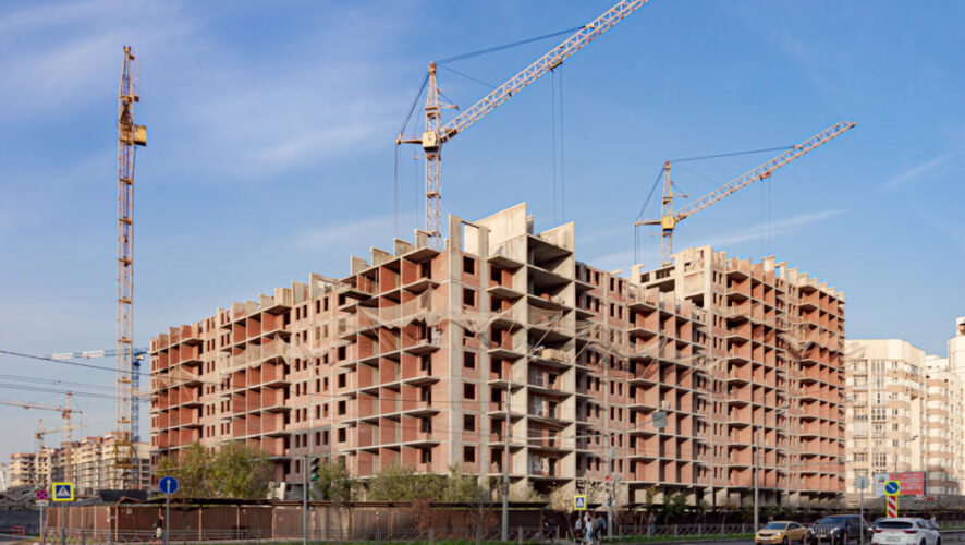 Сейчас в доме 9 этажей с нежилыми помещениями на первом