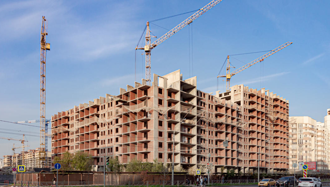 Сейчас в доме 9 этажей с нежилыми помещениями на первом