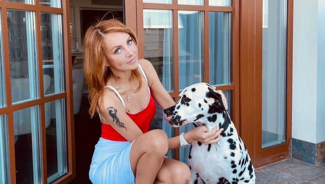 Певица показала свои стройные ноги и яркий наряд.