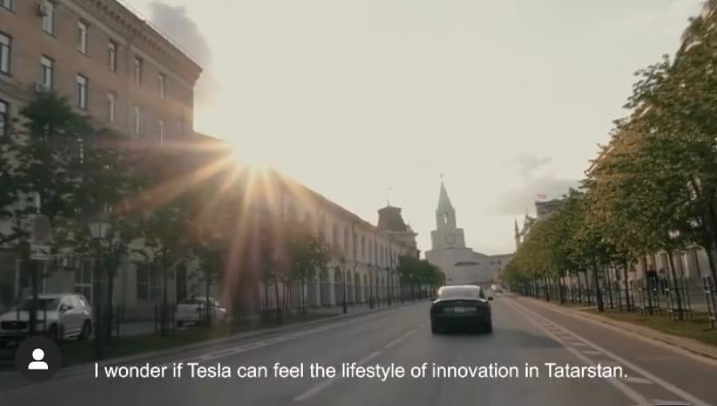На кадрах Минуллина садится в автомобиль Tesla и едет на нём по центру Казани.