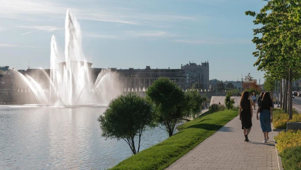 Струи поднялись более чем на 30 метров.