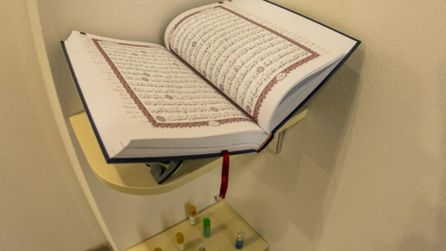 Она находится на пятом этаже.