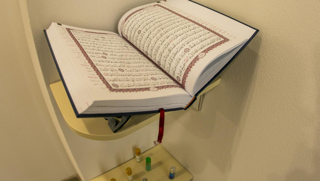 Она находится на пятом этаже.