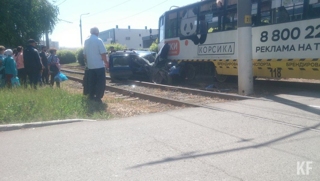 На месте работают экстренные службы.