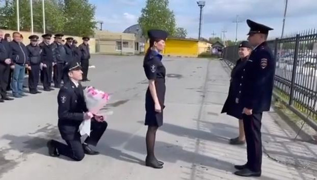 Романтичный момент попал на видео.