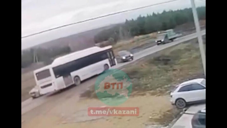 После столкновения автобус несколько метров тащил впереди себя иномарку.