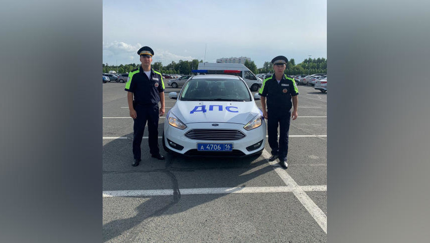 Мужчину передали в руки медикам.