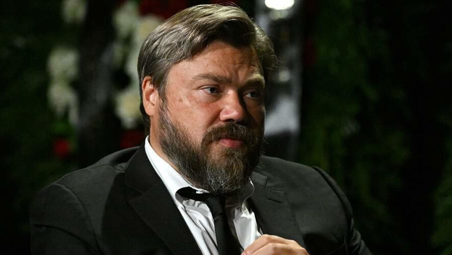 О происходящем он узнал от охраны.