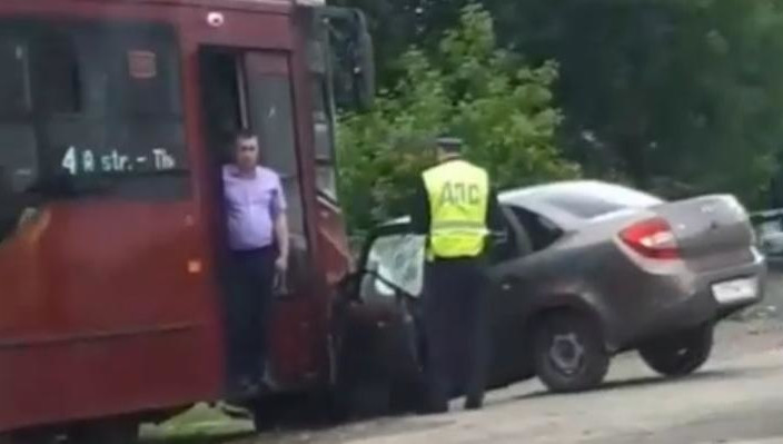 Во время аварии в салоне трамвая находилось 10 человек.