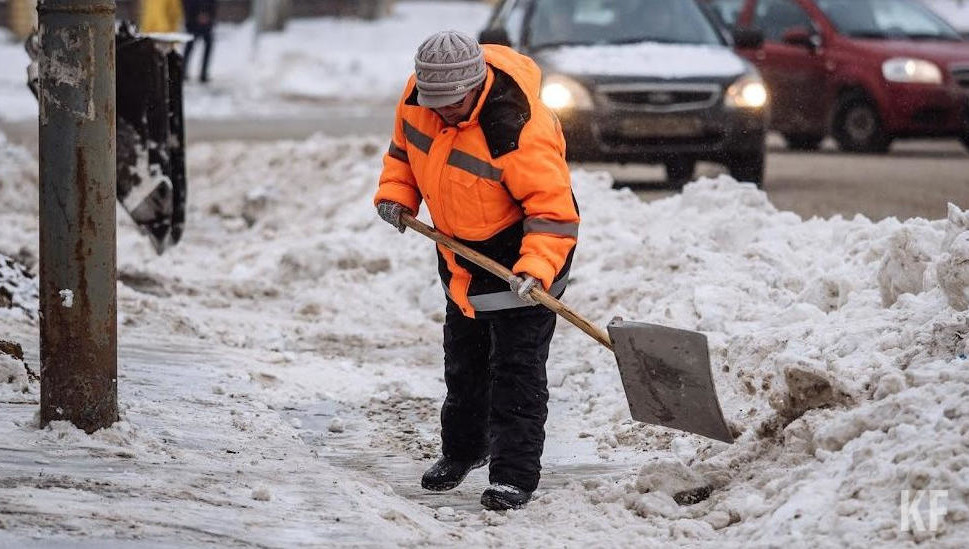 Однако число сотрудников этой сферы сократилась за год на 400 человек.