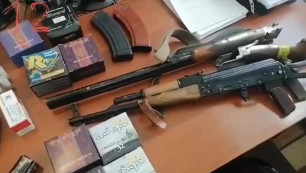 Местные жители разделили между собой тушу животного.