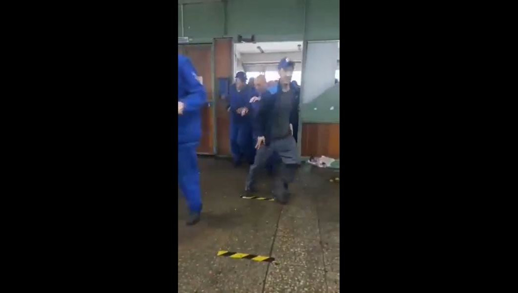 Люди спешили поскорее получить еду.