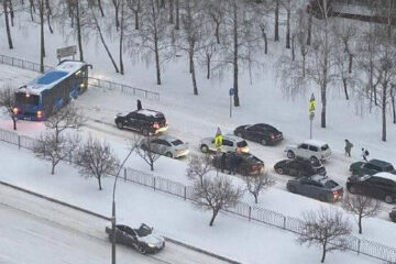 Общественный транспорт занесло из-за большого количества снега.
