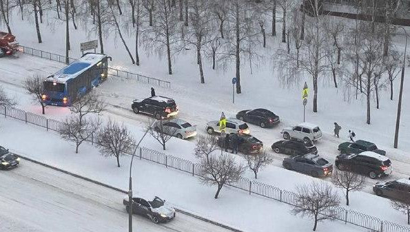 Общественный транспорт занесло из-за большого количества снега.