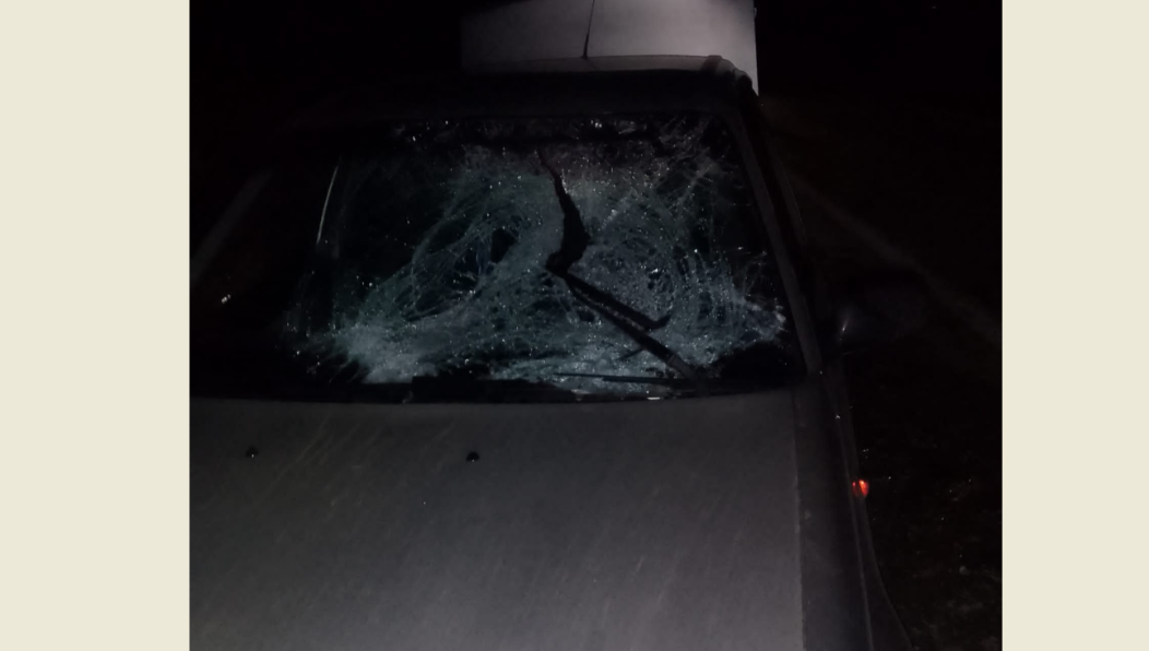 Он стоял на проезжей части.