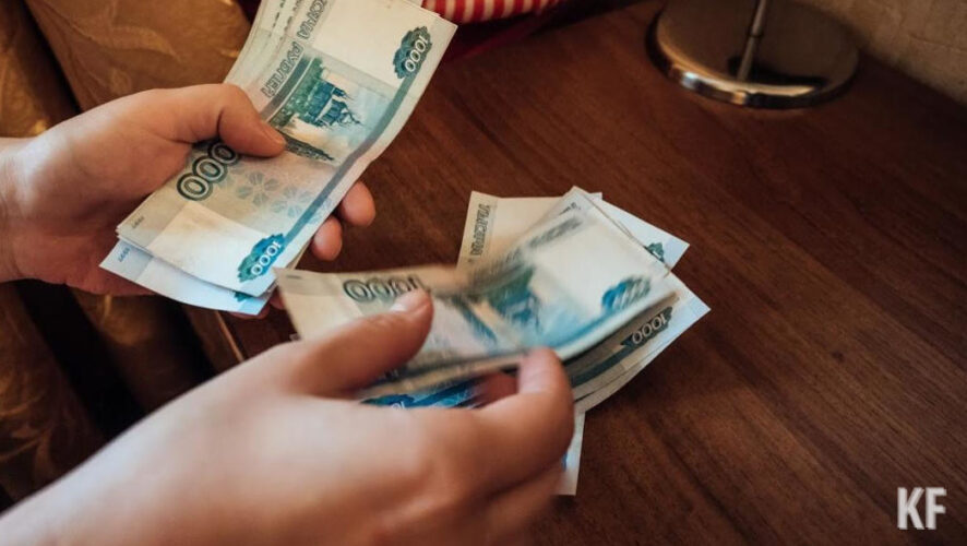 В ход шли пятитысячные купюры.