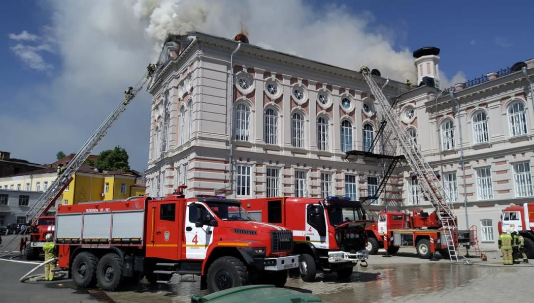 В тушении пожара задействовано 152 человека и 39 единиц техники.