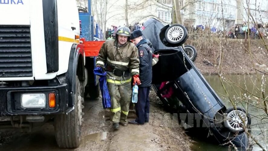 Водитель автомобиля ВАЗ-2110 и две пассажирки 27 и 30 лет утонули сегодня в одном из водоемов города Волжск. Все трое оказались заблокированы внутри