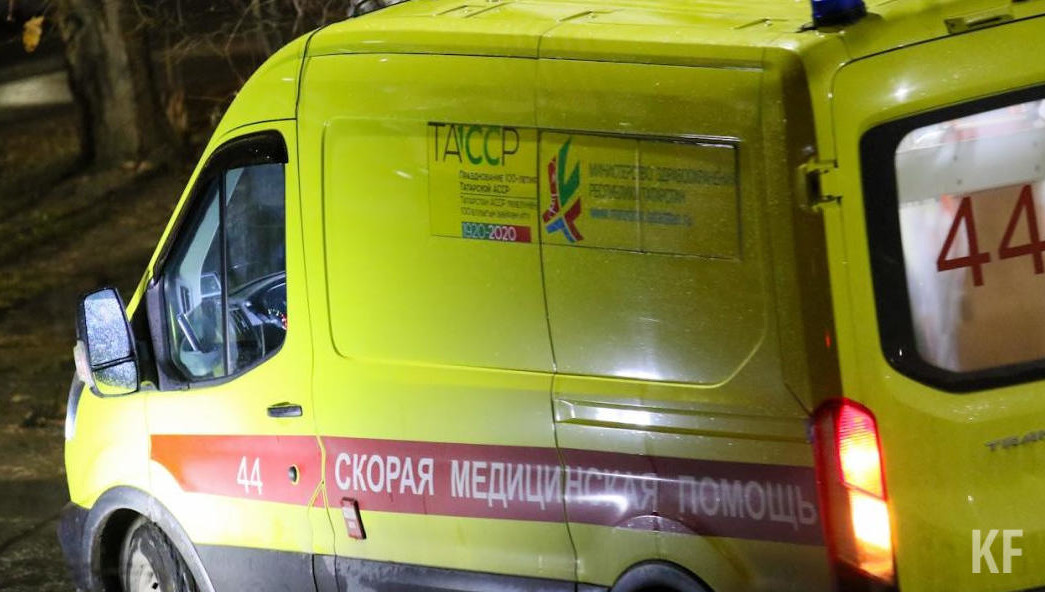 Девочка переходила дорогу по пешеходному переходу