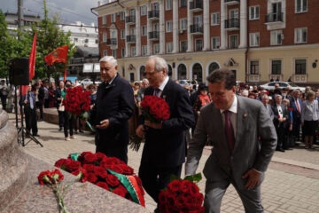 К памятнику классика возложили цветы Рустам Минниханов и другие общественные