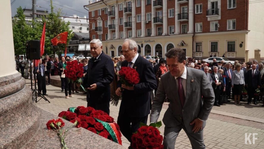 К памятнику классика возложили цветы Рустам Минниханов и другие общественные