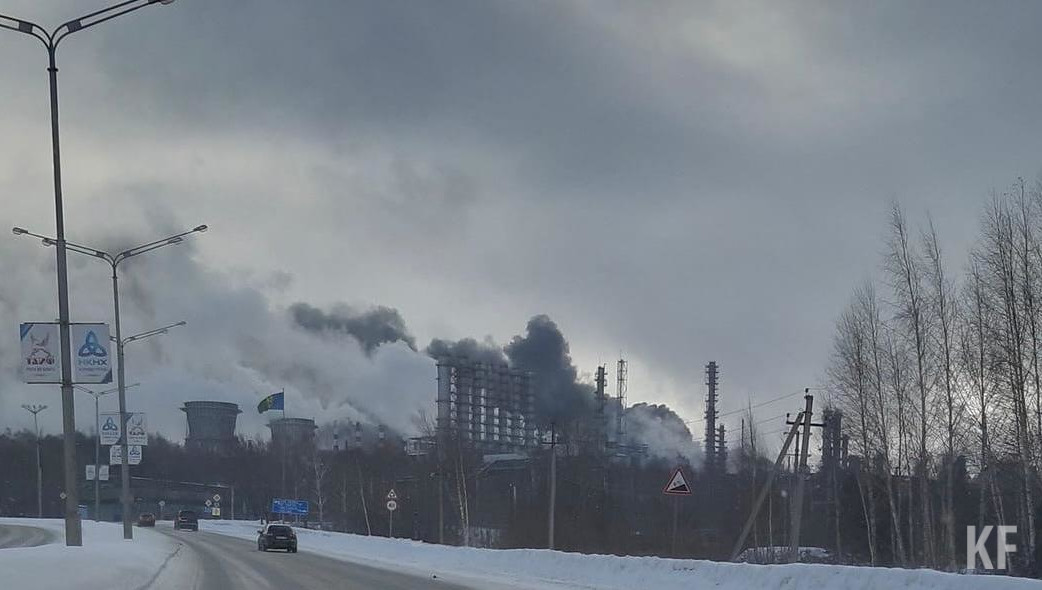 На месте работают огнеборцы.