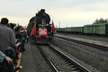 На перроне поезд встречали более 500 местных жителей с семьями