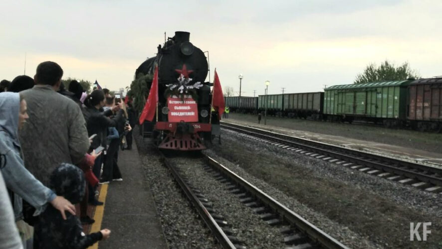 На перроне поезд встречали более 500 местных жителей с семьями