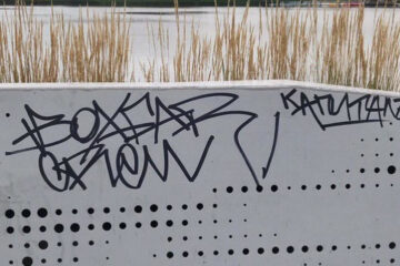 Уличные хулиганы нанесли граффити на часть элементов благоустройства.