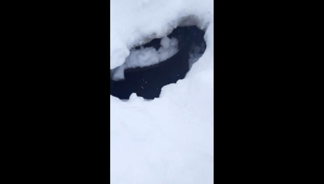 Выбраться из колодца школьнице помог одноклассник.