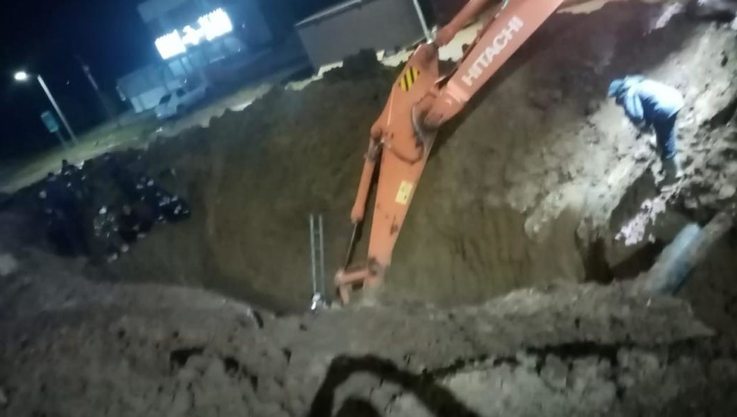 Это произошло во время укладки канализационной трубы на улице Спортивной.