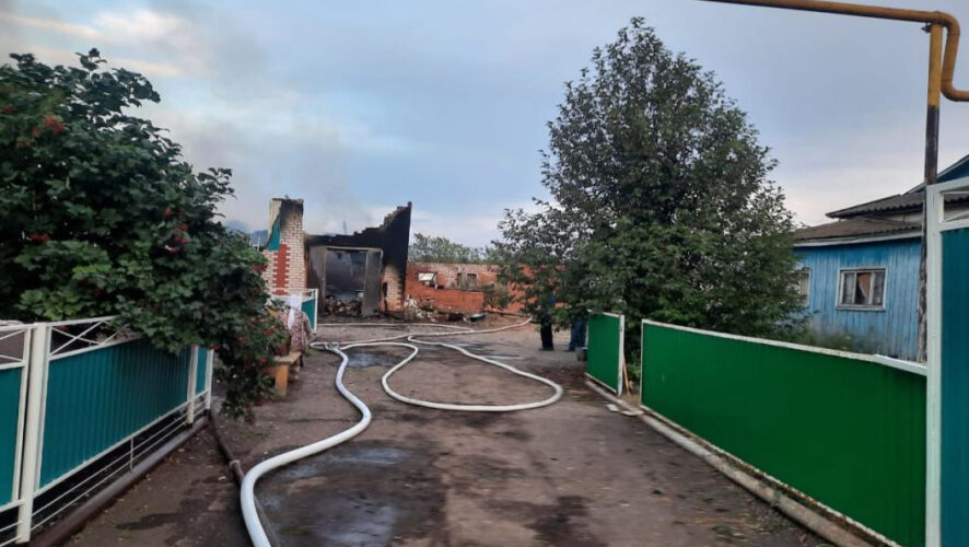 Пожарные боролись с огнем полтора часа.