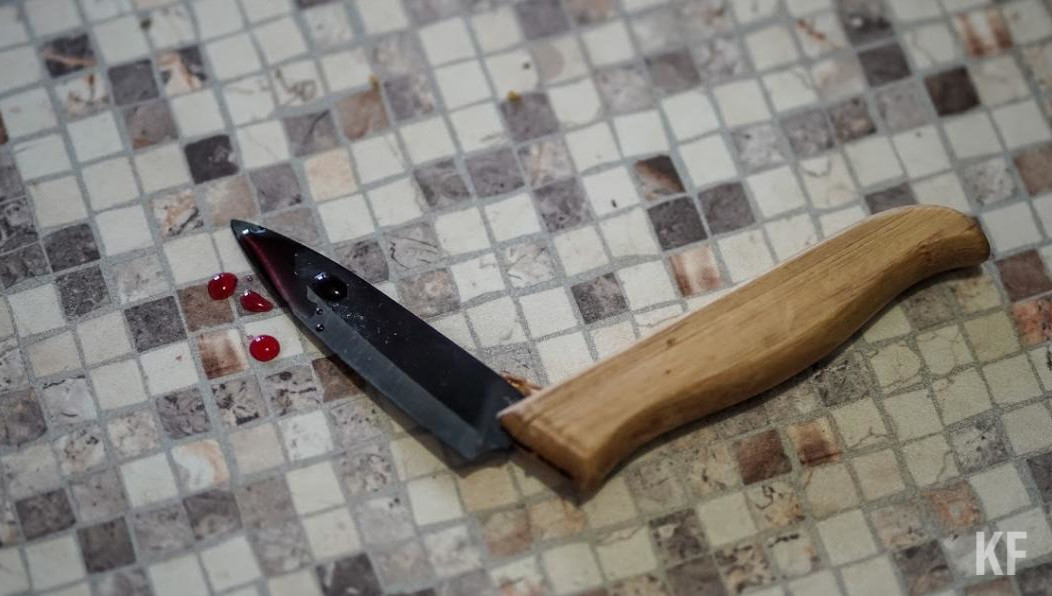 На сына набросился с ножом отец.