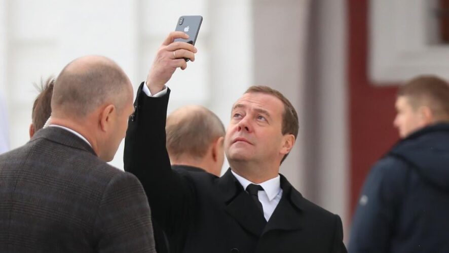 Премьер-министра России Дмитрия Медведева запечатлели с новым смартфоном от Apple. Фото сделал корреспондент агентства ТАСС.