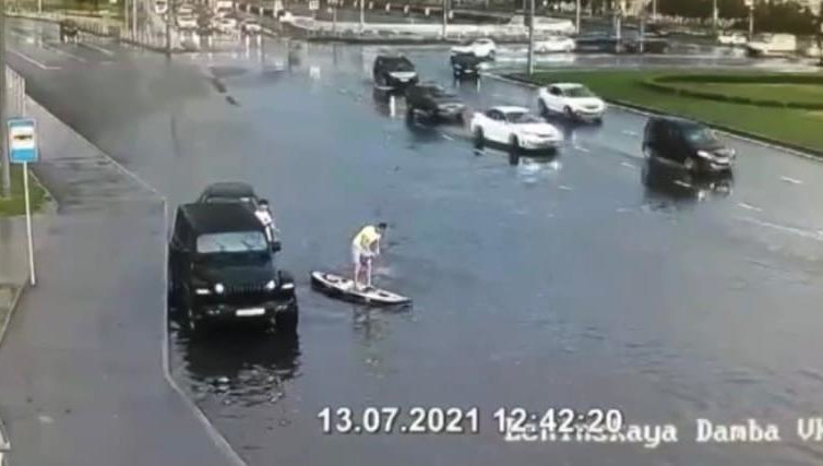 Он припарковал свой автомобиль в неположенном месте и нарушил ПДД