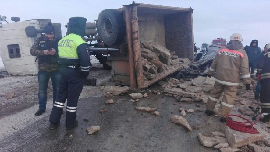 ​Авария с участием легкового автомобиля и большегруза произошла сегодня в Новошешминском районе Татарстана.