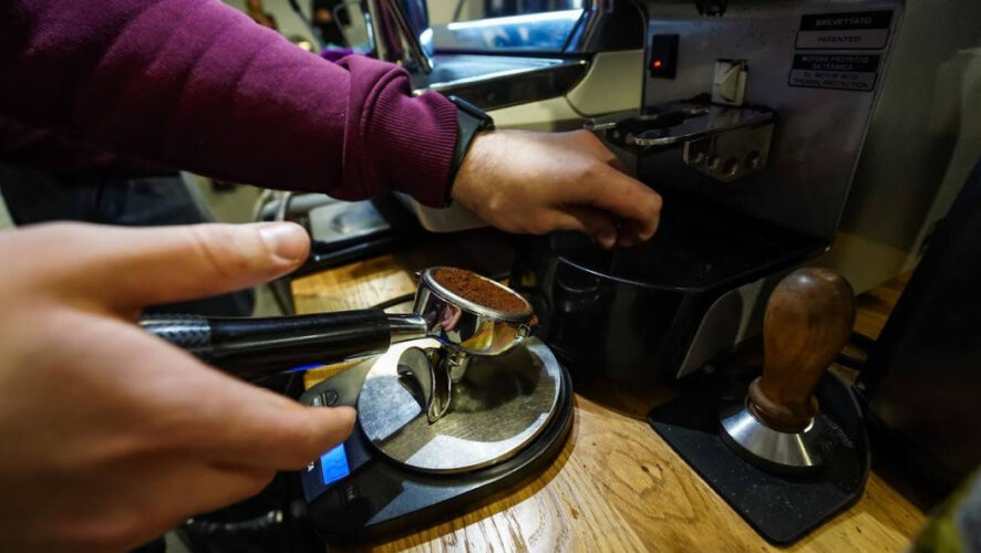 Отработанный кофе просушивают в теплице МУП «ГУАД».