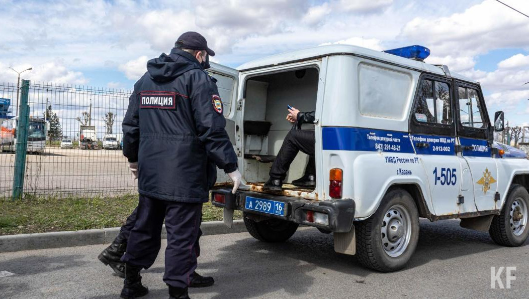 Он сквернословил и хватал сотрудников правоохранительных органов за одежду.