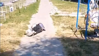 Вызвавших негодование мужчину и женщину сняли на видео в 50-м комплексе.