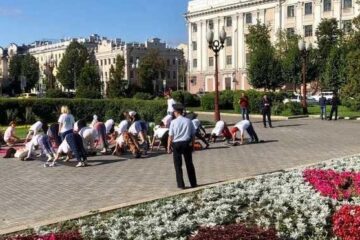 Физические упражнения они провели в сквере площади Свободы