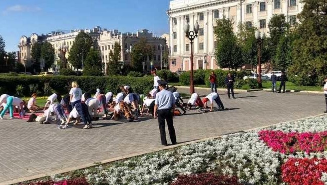Физические упражнения они провели в сквере площади Свободы