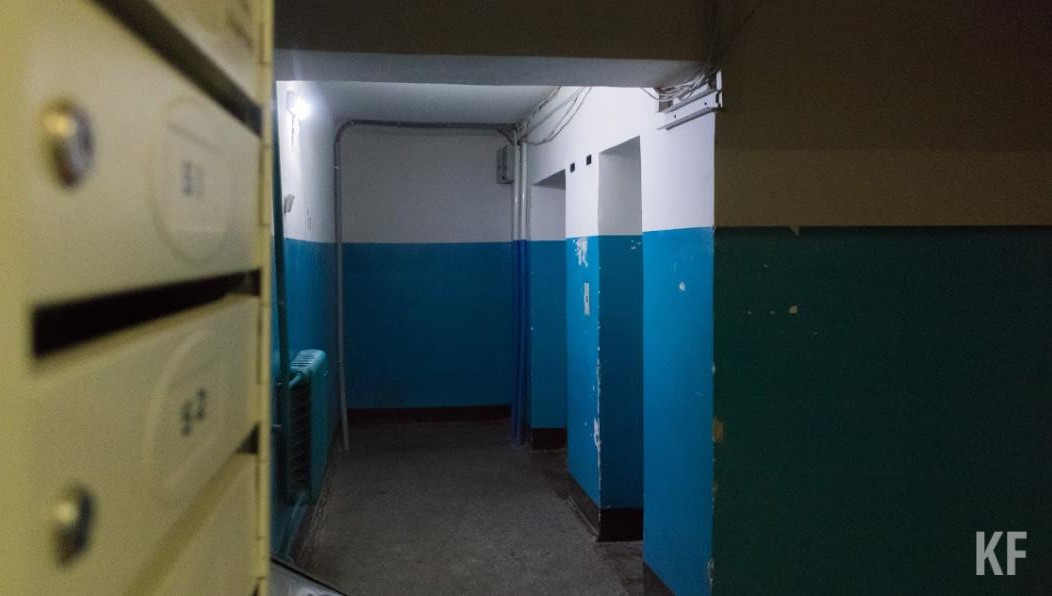 На жертву напали в подъезде дома на проспекте 50 лет Победы.